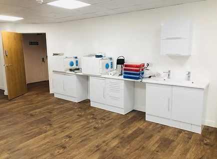 Decontamination room with autoclaves